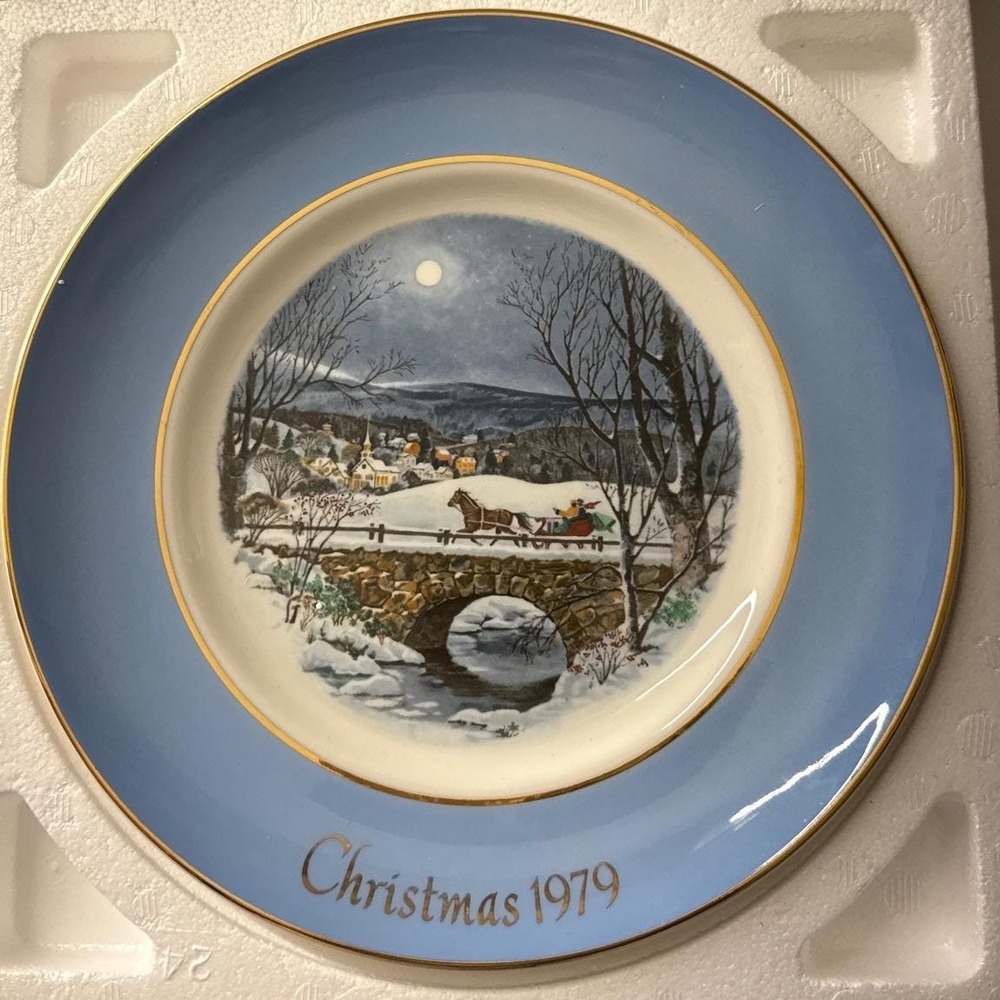 Avon Dashing Through The Snow Christmas Plate 1979 Seventh Edition Wedgwood 9"